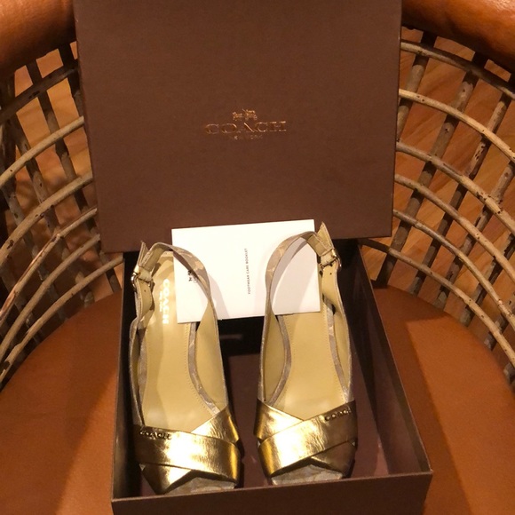 COACH PLATFORM SANDALS 6.5.                  NWOT - Picture 5 of 7